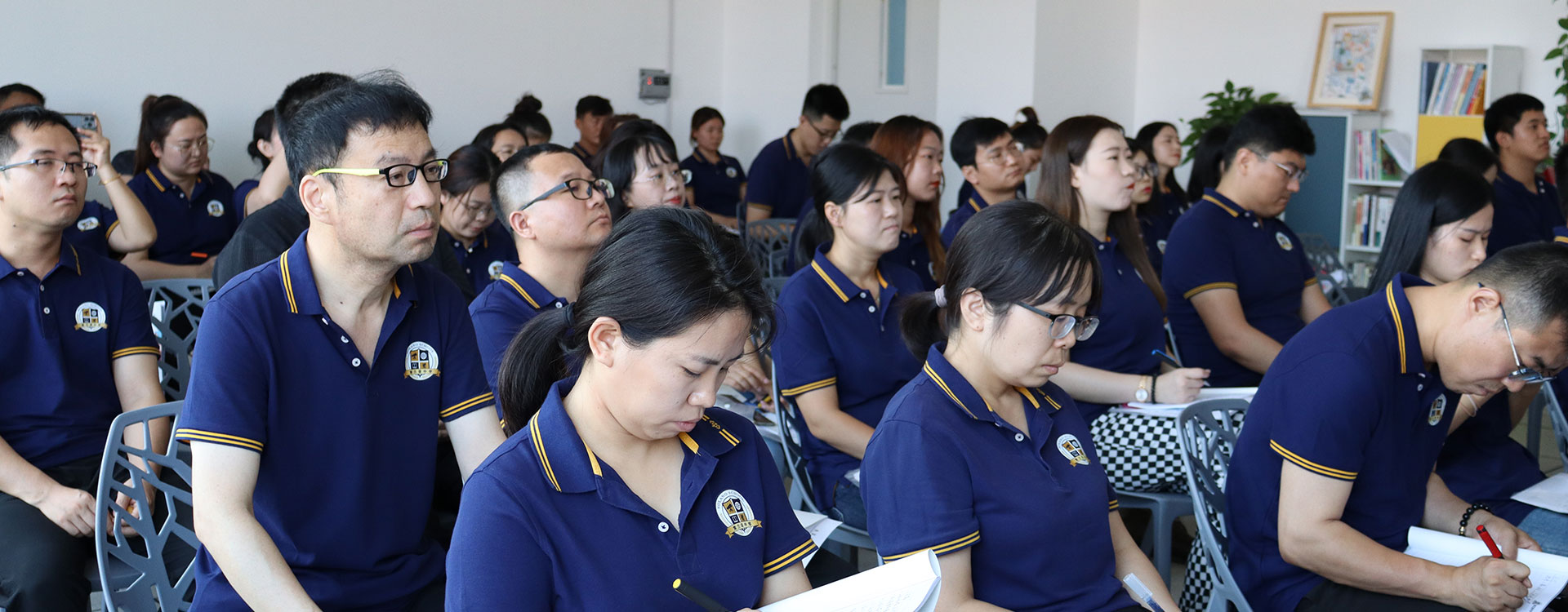 强奸遇到超粗特别硬的鸡巴女人大叫视频中国普通语言